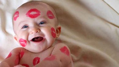 بوسیدن نوزاد