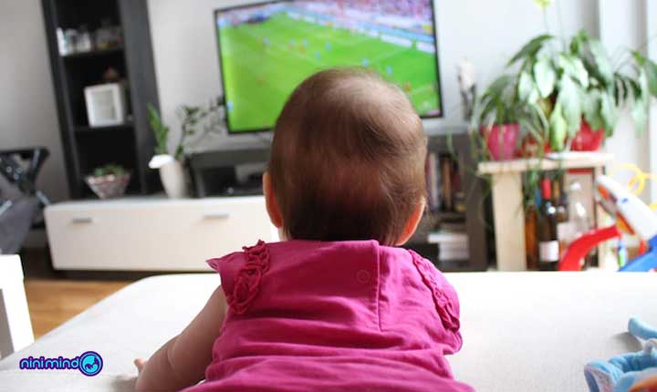 تلویزیون دیدن نوزادان