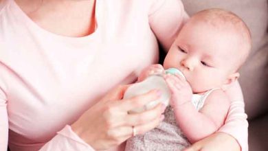 بیدار نشدن نوزاد برای خوردن شیر