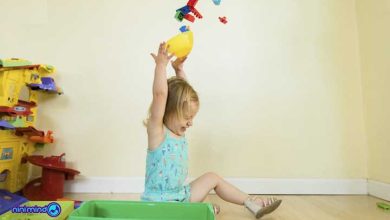 پرت کردن اشیاء توسط کودک