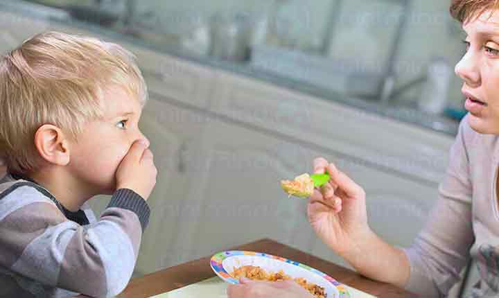 تشویق-کودکان-به-غذا-خوردن