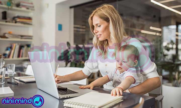 کودک-با-مادر-شاغل،-نینی-مایند